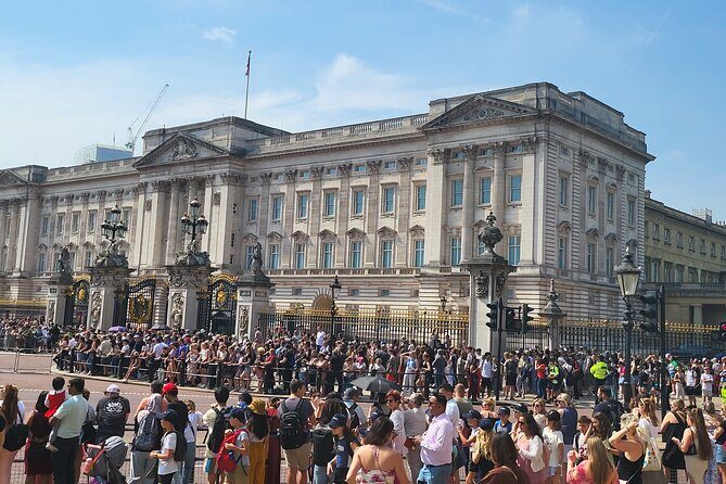 Exciting Full Day Walking Tour - See All London Sites - St James’s Palace and St James’s Park: When Royal Formal Meets Green Space