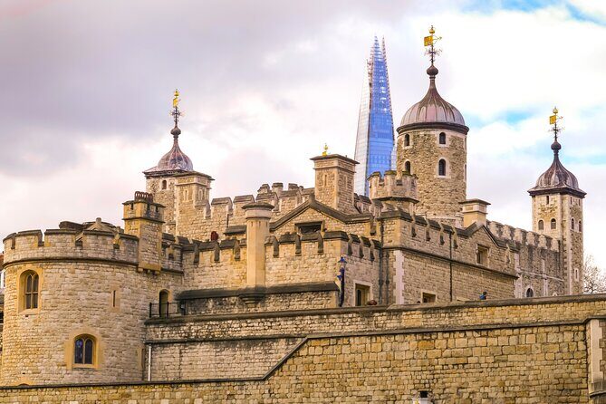 Exclusive Beefeater Meet & Greet at the Tower of London - Beefeater meet-and-greet: your moment outside the King’s House