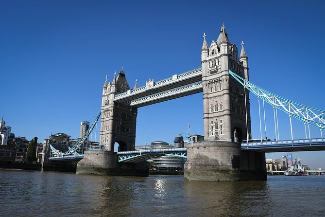 Explore Tower Bridge & London's Top 30 Landmarks Tour - Buckingham Palace and Green Park: Royal Traditions Up Close