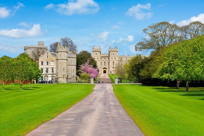 Extended visit: Windsor Castle & Stonehenge - Coach comfort and guide style on a 10.5-hour day
