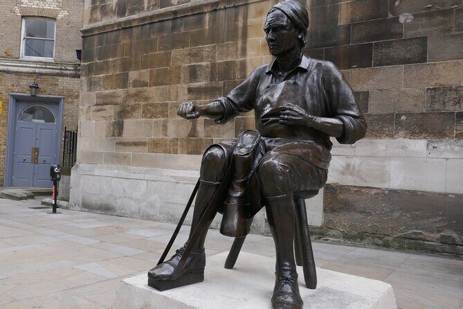Fashion History Walking Tour in London - St. Paul’s Cathedral area: where public life meets formal dressing