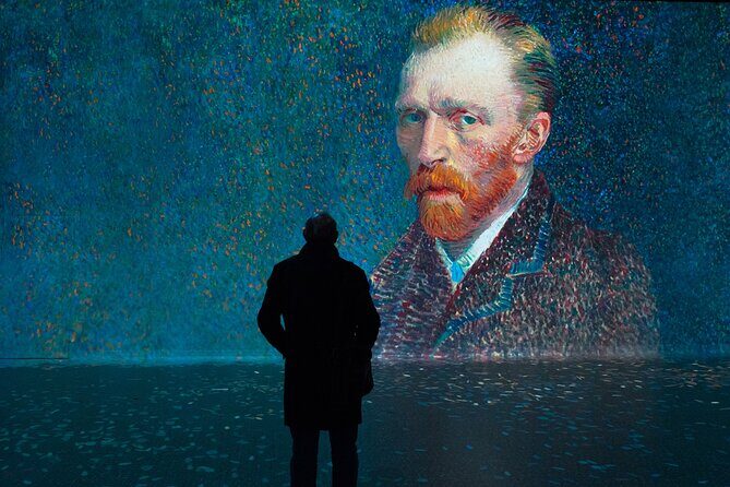 Frameless - Immersive Art Experience in London - The Art of Abstraction: digital maze energy and dancing shapes