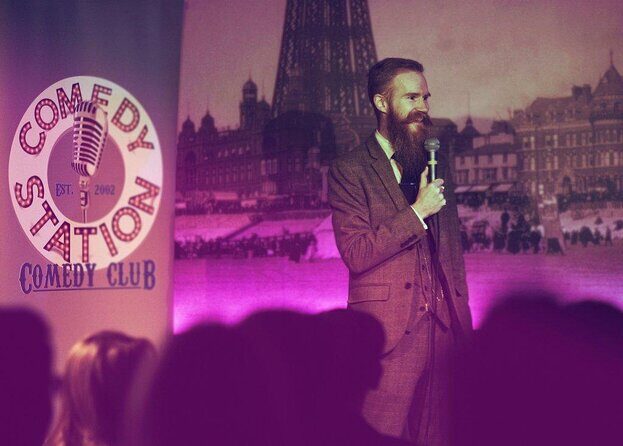 Friday & Saturday night comedy club entry - What you’ll experience during the show (the rhythm of the night)