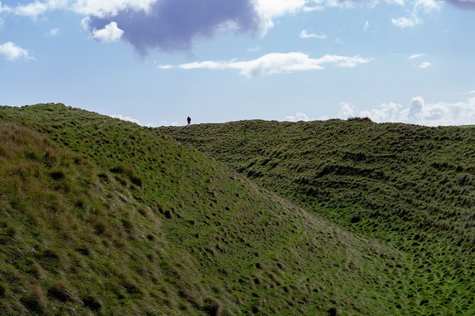Full Day Guided Small Group Tour of Central Dorset - Cerne Abbas Giant: Chalk Art, Three Pubs, and a Magical Well