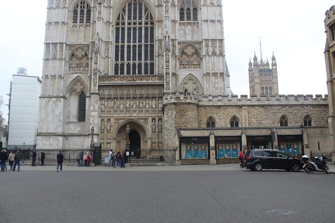 Gatwick Airport to Central London Private Round-Trip - The Car Experience: 5-Years-or-Newer Vehicles and Live Navigation