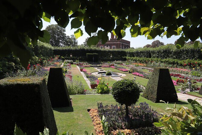 Hampton Court Guided Tour. Full day Access & High Tea - Inside the palace: what the guide time is actually for