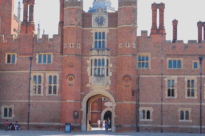 Hampton Court Guided Tour. Full day Access & High Tea - Comfort checklist: shoes, crowd energy, and weather reality