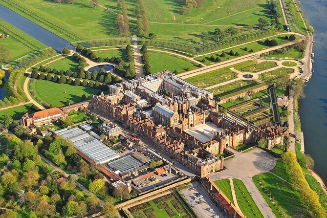 Hampton Court Guided Tour. Full day Access & High Tea - Hampton Court Park and gardens: a smart start before the palace