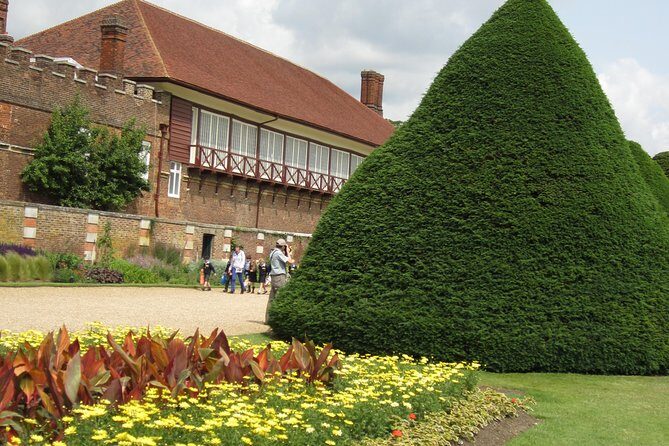 Hampton Court Palace 3hr tour: Henry VIII's & William III's intriguing Palaces - Pacing, weather, and the 2-mile reality