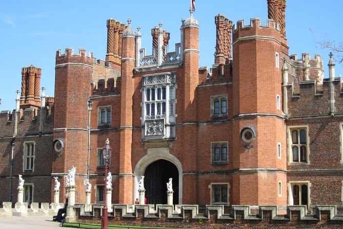 Hampton Court Palace 3hr tour: Henry VIII's & William III's intriguing Palaces - Meeting Sandy: private-guide service, not a generic audio loop