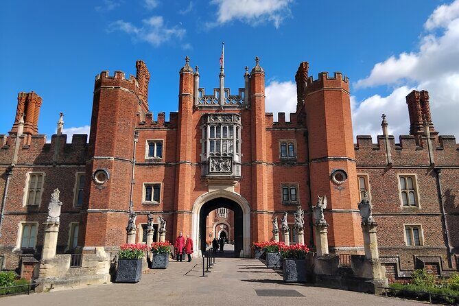Hampton Court Palace Private Guided Tour - Henry VIII’s half: kitchens, tapestries, and the Haunted Gallery