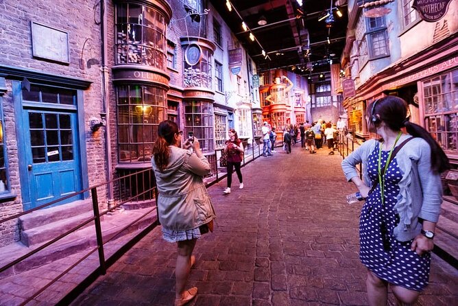 Harry Potter Warner Bros. Studio Tour from London - From London to Watford: the coach ride that sets the tone