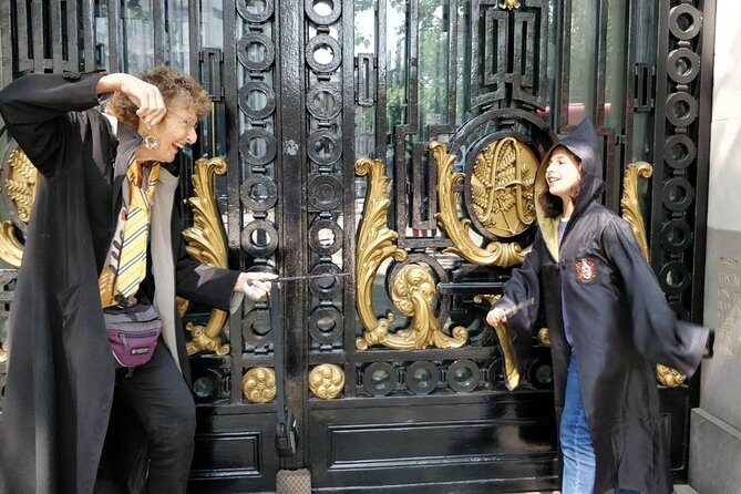 Harry Potters Magical Black Taxi Tour London - King’s Cross: Platform 9 3/4 Area Plus Warner Shop Time