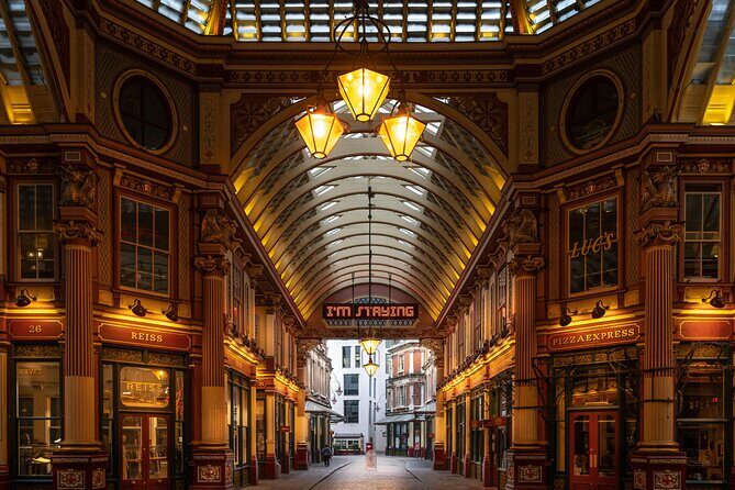 Harry Potter's most comprehensive and exclusive tour in London - Starting at King’s Cross: Platform 9 3/4 energy and a store break