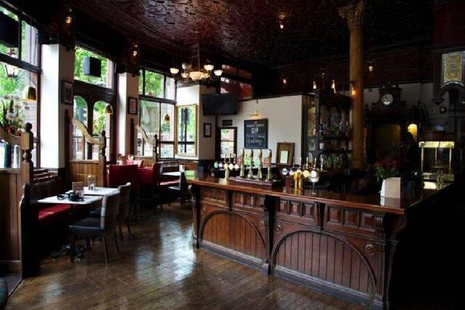 Historic London Pubs Private Walking Tour With Free Drinks! - Stop 3: Clerkenwell—Communism haunt meets Knights of St. John