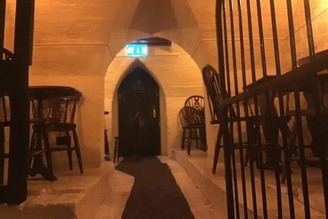 Historic London Pubs Private Walking Tour With Free Drinks! - Stop 5: Ye Olde Mitre—Holborn’s “hard to find” mystery and Queen Elizabeth I lore