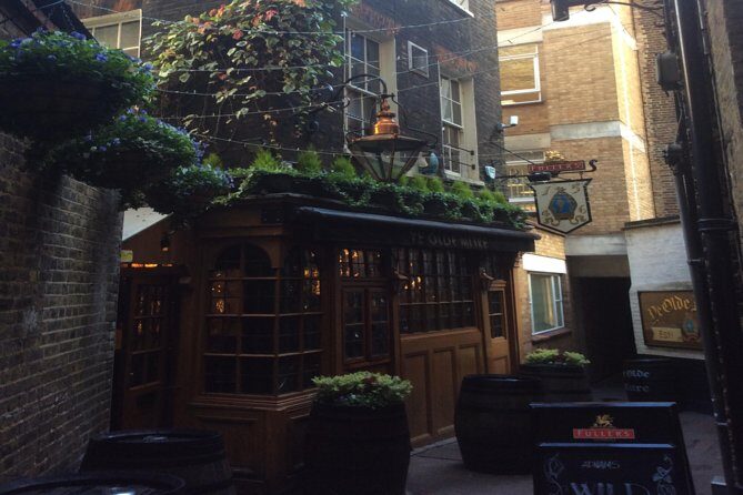 Historic London Pubs Private Walking Tour With Free Drinks! - Stop 6: The Seven Stars in legal London (and what Not Guilty means here)