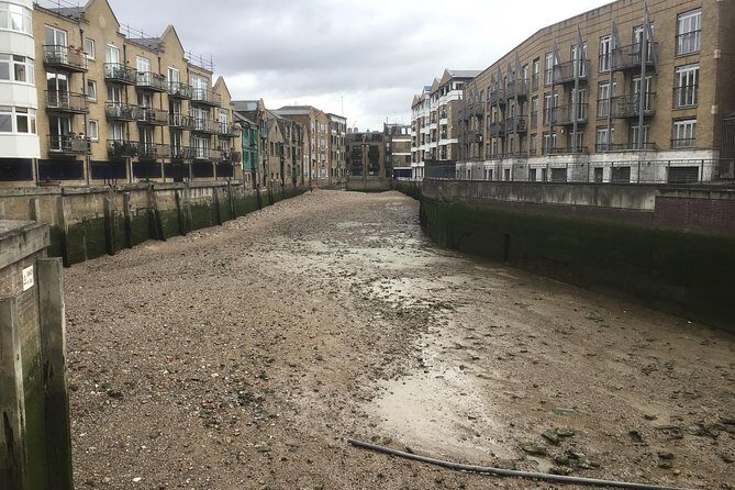 Historic walk of East Londons Wapping Docks and its famous Pubs - Wapping Docks and East London pubs in one guided walk