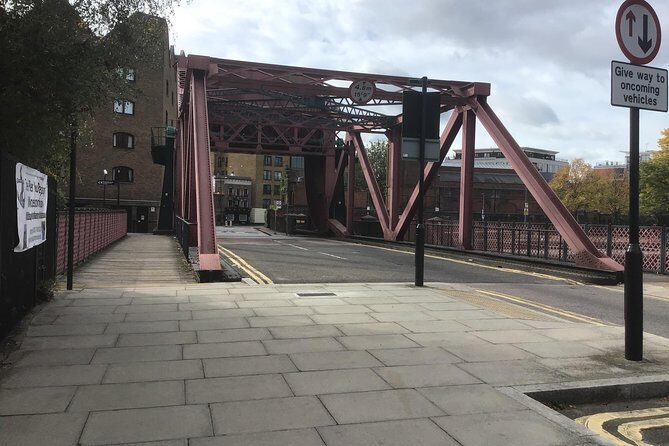 Historic walk of East Londons Wapping Docks and its famous Pubs - Why the private format makes this tour work