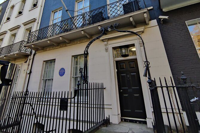 Immersive London Treasure Hunt Adventure - Outdoor Escape Room - Victorian street scenes: passages, arcades, shops, and pubs