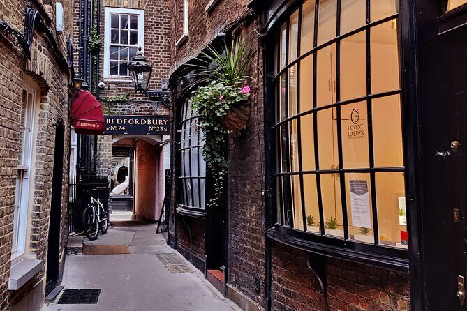 Immersive London Treasure Hunt Adventure - Outdoor Escape Room - Dickens characters and the Pip vs Sikes twist