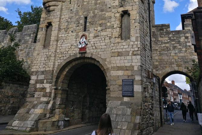 Immersive Murder Mystery in York, A City Treasure Hunt Experience - The walking route: York walls, hidden lanes, and the 4 km pace