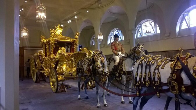 Inside Buckingham Palace State Rooms & Royal London Walking Tour - A royal walk that starts with context, not crowds