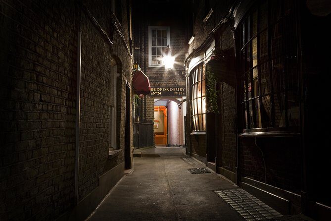 Jack the Ripper Tour with 'Ripper-Vision' in London- Afternoon - Your guide: what makes the narration click