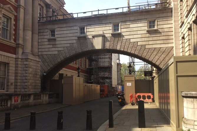 James Bond Private Tour - Trafalgar Square and Admiralty Arch: The Big Sights, The Secret Details