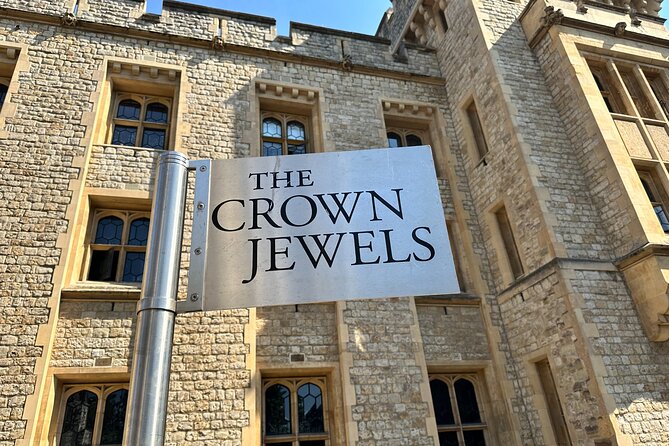 Kid-Friendly Private Tower of London Tour with Blue Badge Guide - Crown Jewels gallery time: what you’ll see (and what you can’t skip)