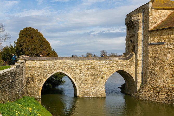 Leeds Castle, Cliffs of Dover and Canterbury Day Trip from London with Guided Cathedral Tour - Coach Comfort and Group Size: What “Up to 53” Means on the Ground