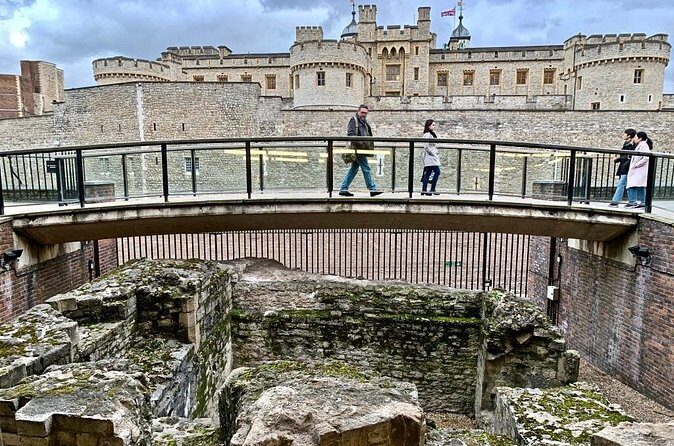 Londinium's Footprint: Explore London's Roman wall on a self-guided audio tour - From city gate guardian to shaded gardens: a Roman defense line turned into a pause spot