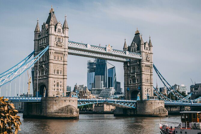 London 4 Hour Private Car Tour Hotel Pick Up and Drop Off - Harrods and Buckingham Palace: iconic fronts, quick photo opportunities