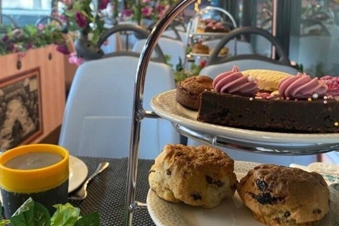 London Afternoon Tea Bus and Panoramic Tour on Lower Deck - Lower deck pros and cons: views, glare, and eating comfort
