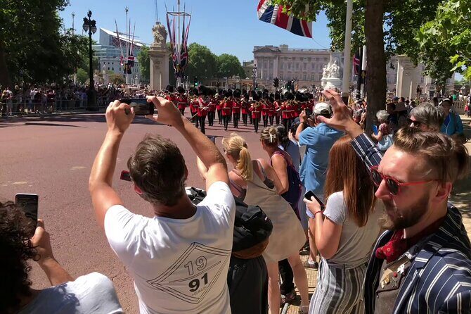 London Bike Tour: Landmarks, Secret Gems, Pub Stop & Street Art - Trafalgar Square, Covent Garden, and the Lamb & Flag pint break