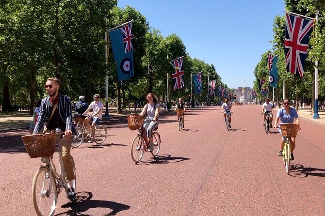 London Bike Tour: Landmarks, Secret Gems, Pub Stop & Street Art - Getting going at 189 Hercules Road: bikes, helmets, and the smooth start
