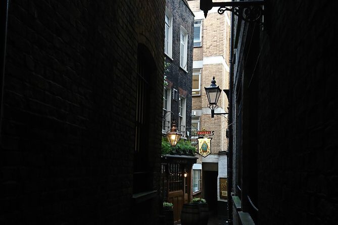 London Christmas Carol & Charles Dickens Small Group Walking Tour - Simpsons Tavern and Leadenhall Market: The Ending That Feels Like Christmas Morning