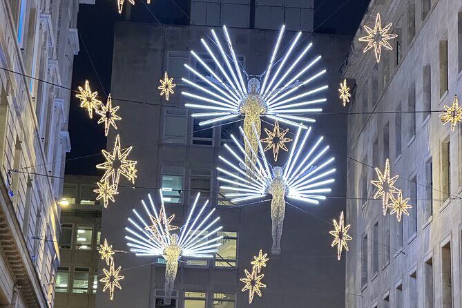 London Christmas Lights Guided Tour With Christmas Music - Silent disco headphones: hearing Christmas music in a crowded city