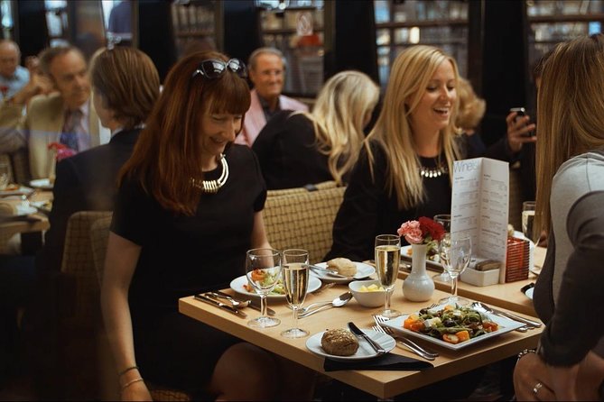 London Dinner Cruise on the Thames River - Live Music and Dancing: Fun Energy, With a Volume Check