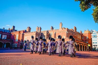 London Dungeon Entry & Westminster Walking 3 Hour Tour - Buckingham Palace and Green Park: royal pageantry with breathing room