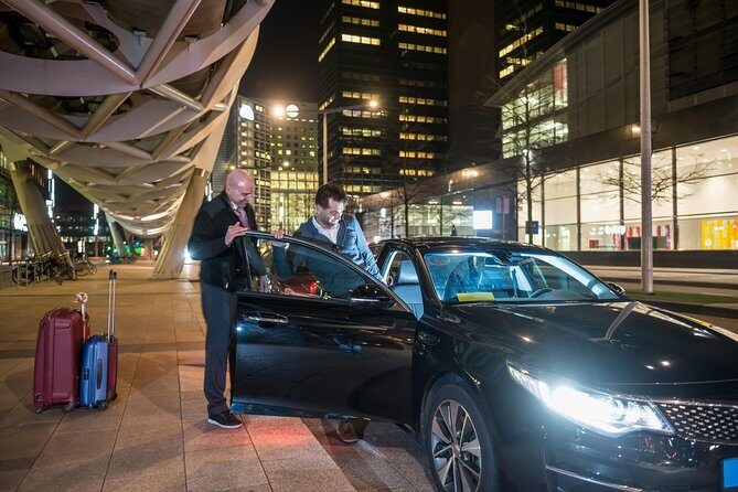 London Heathrow Airport Arrival Transfer (Airport to Southampton Hotel or Address) - Finding Your Driver in the Heathrow Arrivals Hall