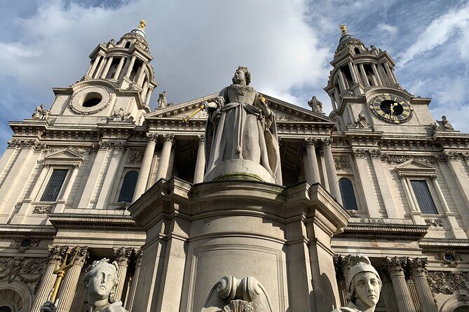 London Highlights Family-Friendly Walking Tour with Top Guide - Meeting at St James’s Park and getting your bearings fast