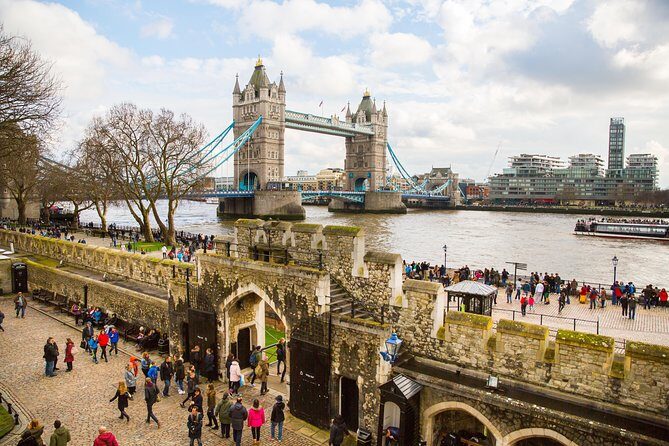 London In One Day Tour with River Cruise & London Eye Option - Tower of London: Your Independent Hour in a Fortress of Power