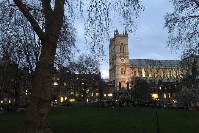 London Introduction Walking Tour - South Bank: street art, snacks, and a real break