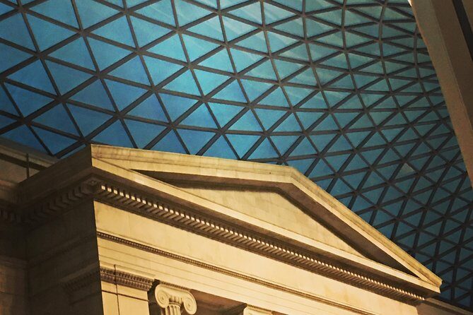 London Introduction Walking Tour - Trafalgar Square and Whitehall: where politics meets pageantry