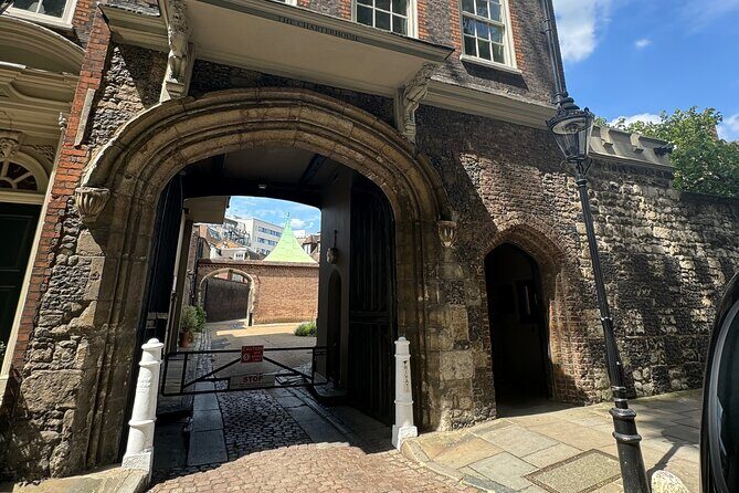 London: Medieval Tales and Martyrs Walking Tour - Stop 5: Old Bailey and the Newgate prison link
