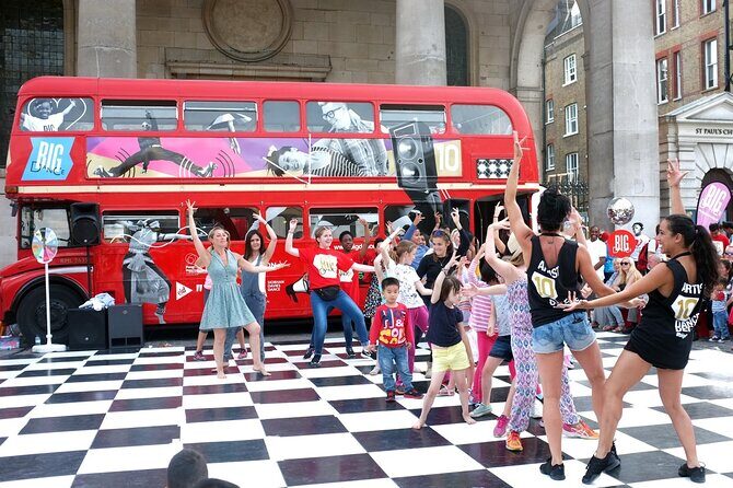 London Private Family Tour Museum Visit for Kids and Games - Stop 1: Trafalgar Square in 20 minutes (with lions and fountains)