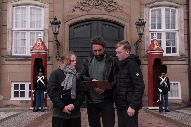 London Self-Guided Murder Mystery Tour by Buckingham Palace - What This Self-Guided Murder Mystery Really Feels Like
