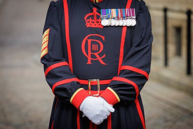 London Sightseeing Tour: Guard Change with Tower of London Option - Buckingham Palace Changing of the Guard: ceremony when it happens