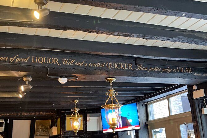 London Small Group Historic Pub Tour - City of London: short stops, classic ales, and creepy stories (the fun kind)